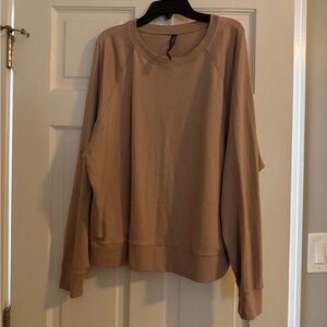 Vuori Women's Long Sleeve Halo Crew in Dogwood Heather color